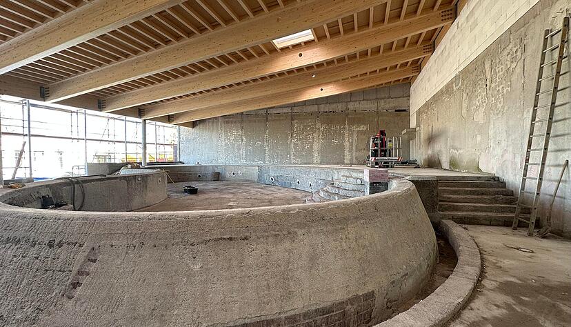 Auf dem undatierten Foto ist das Dach der renovierten Therme des Spa&szlig;bades "Miramar" in Weinheim (Rhein-Neckar-Kreis) zu sehen.