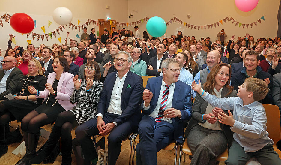 Kollegen und Weggef&auml;hrten aus Vereinen und der Politik verabschieden Marco Haaf (dritter von rechts), der nach Heilbronn zur AIM wechselt. An der Feier nahmen auch seine Kinder und Ehefrau Sandra Haaf (zweite von rechts) teil.