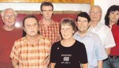 Bei der Jahreshauptversammlung zeichnete der VfL seine treuen Mitglieder aus, rechts zweiter Vorsitzender Peter Luboeinski. Foto: Gerhard Dubinyi Bei der Jahreshauptversammlung zeichnete der VfL seine treuen Mitglieder aus, rechts zweiter Vorsitzender Peter Luboeinski. Foto: Gerhard Dubinyi