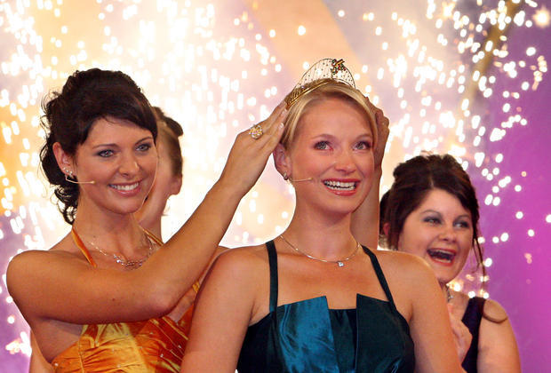 Die letztj&auml;hrige Deutsche Weink&ouml;nigin Marlies Dumbsky (l) aus Franken kr&ouml;nt Sonja Christ