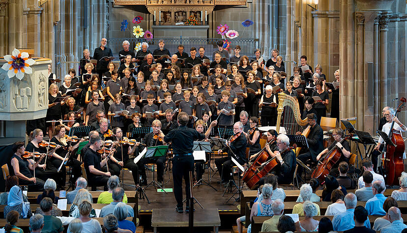 Gro&szlig;es Aufgebot zum Auftakt der gro&szlig;en Nachtmusik: Die Evangelische Singschule, der Bachchor Kilianskirche, das Collegium Musicum sowie Solisten gestalten John Rutters &bdquo;Mass of the children&ldquo;.