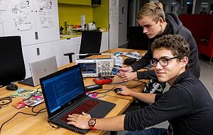 Am Versuchmodell, mit Laser ohne Kabel Textdateien zu übertragen: Tim (vorn) und Lukas mit Laptop, Diode, Oszilloskop. Am Versuchmodell, mit Laser ohne Kabel Textdateien zu übertragen: Tim (vorn) und Lukas mit Laptop, Diode, Oszilloskop.
