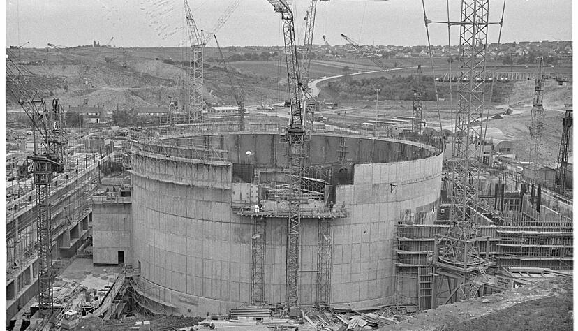 Die Umrisse des GKN I sind nach 15 Monaten Bauzeit im Mai 1973 bereits erkennbar. Die charakteristische Kuppel fehlt jedoch noch. Hermann Eisenmenger/HSt/Stadtarchiv