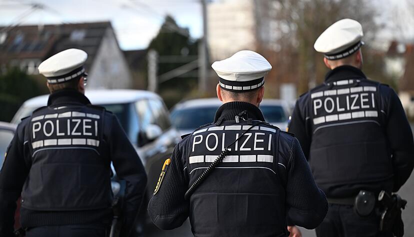 Mehrere Polizeistreifen waren am Montag wegen eines 42-Jährigen im Einsatz. (Symbolbild) Mehrere Polizeistreifen waren am Montag wegen eines 42-Jährigen im Einsatz. (Symbolbild)