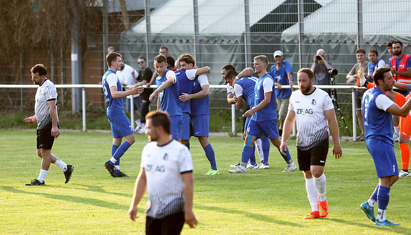 Jubelnde Auensteiner Spieler nach dem Tore zum zwischenzeitlichen 3:1 Jubelnde Auensteiner Spieler nach dem Tore zum zwischenzeitlichen 3:1