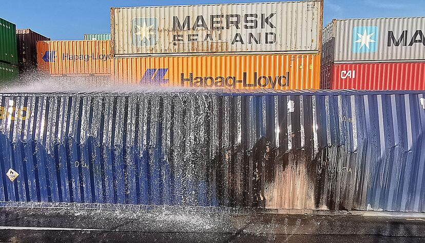 Aus diesem der Container im Mannheimer Hafen  traten giftige Gase aus.