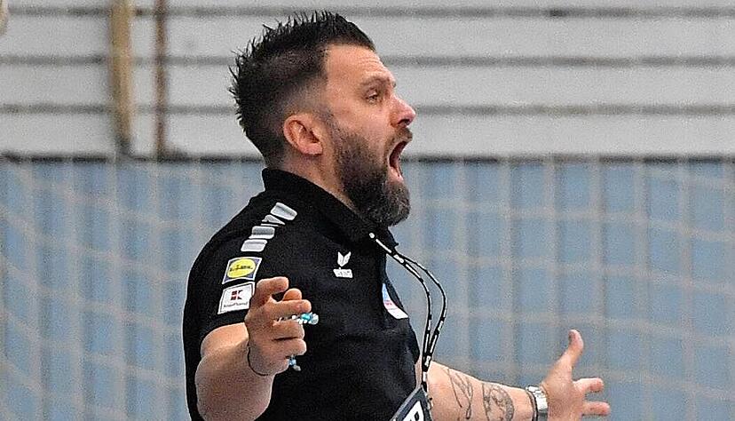 Zum Aus-der-Haut-fahren: Horkheims Trainer Dragos Oprea hat beim HC Oppenweiler/Backnang wenig Freude mit seinen TSB-Mannen.
