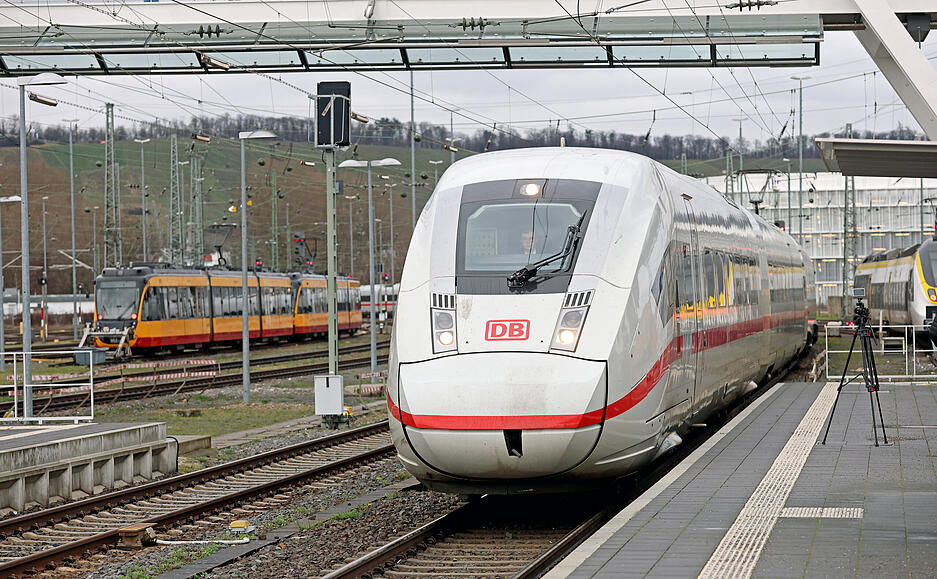 Begeisterung am Bahnsteig: ICE hält wieder in Heilbronn