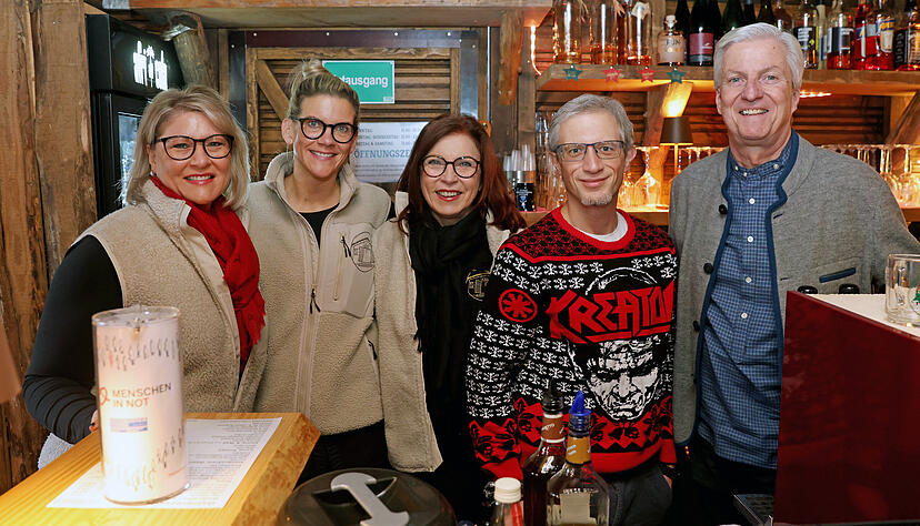 Uwe Ralf Heer steht Heiligabend in Uschis Scheune hinterm Tresen.