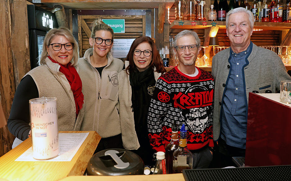 Uwe Ralf Heer steht Heiligabend in Uschis Scheune hinterm Tresen.