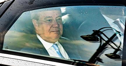 Armin Laschet am Montag auf den Weg zu den Gremiensitzungen der CDU nach der Bundestagswahl. Sein Verhalten sorgt auch in der Partei immer mehr für Kopfschütteln.
Foto: dpa