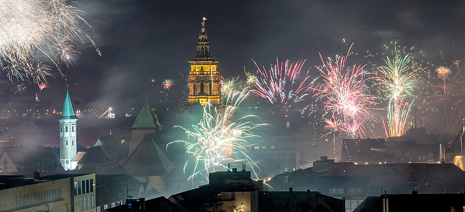 Feuerwerk zum Jahreswechsel über den Dächern der Heilbronner Innenstadt.