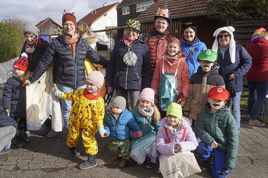 Beim Rosenmontagsumzug in Niederhofen herrschte einiges an Gaudi.