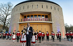 Intendant Christian Doll begrüßt die Gäste vor dem neuen Globe Theater. Foto: Jürgen Weller