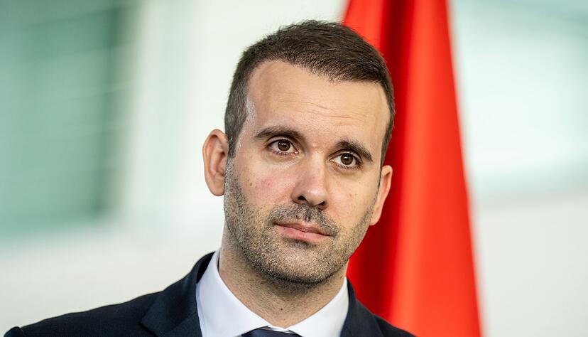 Montenegros Ministerpräsident Spajic will das Waffengesetz verschärfen, nachdem ein Amokschütze in dem Adria-Land zwölf Menschen getötet hat. Montenegros Ministerpräsident Spajic will das Waffengesetz verschärfen, nachdem ein Amokschütze in dem Adria-Land zwölf Menschen getötet hat.