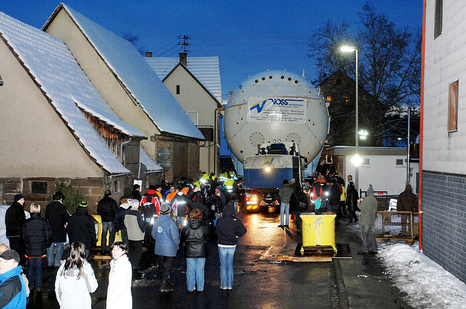 Februar 2010: Ein spektakulärer Schwertransport rollt von Lauffen nach Unterheinriet. Zwei 680 PS starke Zugmaschinen bewegen einen acht Meter hohen, acht Meter breiten und 24 Meter langen Hochdruckofen, der zur Fertigung von Flugzeugrümpfen eingesetzt wird.