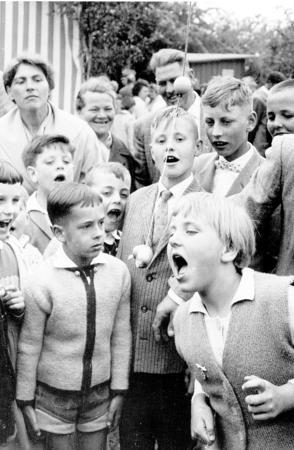 1962 - Wer schnappt die Wurst? Kinderfest in der Kreuzgrund-Siedlung.
