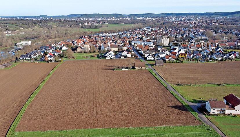 F&uuml;r die Entwicklung des Ortskerns will ein Rahmenplan Orientierungshilfen geben. Das Neubaugebiet Hoss&auml;cker III (ganz rechts) l&auml;sst auf sich warten, der Kelterweg (Mitte) ist ein Dauerbrenner.
Fotos: Ralf Seidel