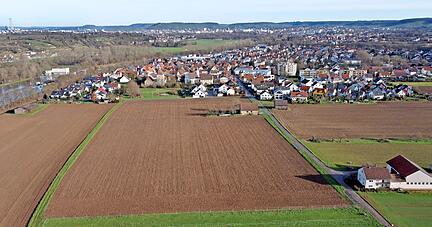 F&uuml;r die Entwicklung des Ortskerns will ein Rahmenplan Orientierungshilfen geben. Das Neubaugebiet Hoss&auml;cker III (ganz rechts) l&auml;sst auf sich warten, der Kelterweg (Mitte) ist ein Dauerbrenner.
Fotos: Ralf Seidel