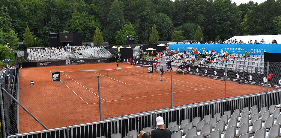 Zwischen B&auml;umen und Trib&uuml;nen: Der Center Court ist das Herzst&uuml;ck der neuen Turnierheimat.