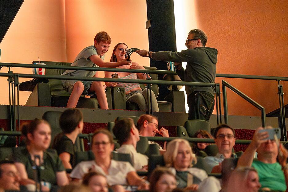 Michael Bully Herbig, Christian Tramitz und Rick Kavanian agieren bei der Vorstellung von "Das Kanu des Manitu" auch mit dem Publikum.