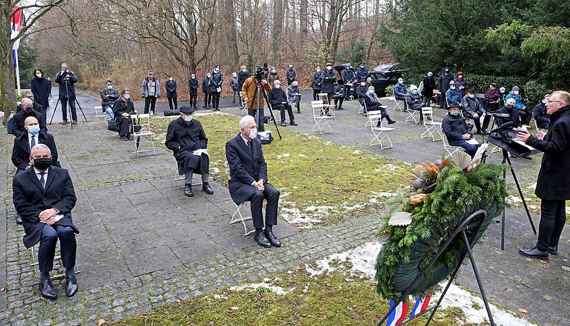 Wegen Corona fand die traditionelle Gedenkfeier auf dem Ehrenfriedhof im Köpfertal im kleinen Kreis statt. Hauptredner war Prälat Ralf Albrecht (rechts).
Foto: Ralf Seidel Wegen Corona fand die traditionelle Gedenkfeier auf dem Ehrenfriedhof im Köpfertal im kleinen Kreis statt. Hauptredner war Prälat Ralf Albrecht (rechts).
Foto: Ralf Seidel