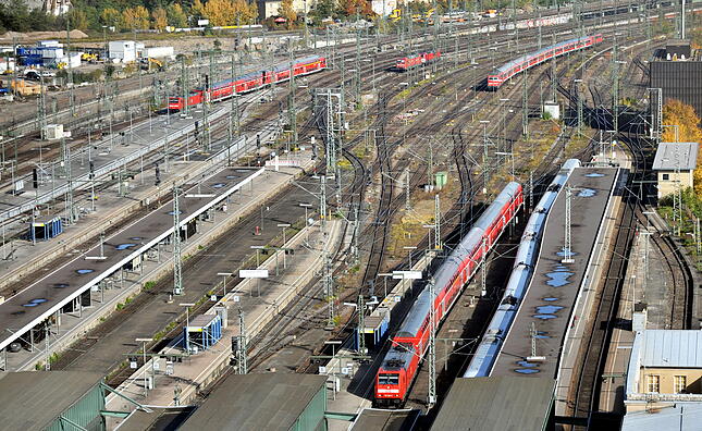 Mehrere Züge gleichzeitig fahren am Freitag (29.10.2010) in den Stuttgarter Kopfbahnhof ein. Gleichzeit versuchen Gegner und Befürworter des milliardenschweren Bahnprojekts im Stuttgarter Rathaus bei einer Schlichtung den Streit zwischen den beiden Parteien zu bereinigen. Bei dem Bauprojekt Stuttgart 21 soll der Stuttgarter Hauptbahnhof unter die Erde verlegt und eine neue Schnellbahnstrecke zwischen Wendlingen und Ulm gebaut werden. Foto: Bernd Weißbrod dpa/lsw ++ +++ dpa-Bildfunk +++ Mehrere Züge gleichzeitig fahren am Freitag (29.10.2010) in den Stuttgarter Kopfbahnhof ein. Gleichzeit versuchen Gegner und Befürworter des milliardenschweren Bahnprojekts im Stuttgarter Rathaus bei einer Schlichtung den Streit zwischen den beiden Parteien zu bereinigen. Bei dem Bauprojekt Stuttgart 21 soll der Stuttgarter Hauptbahnhof unter die Erde verlegt und eine neue Schnellbahnstrecke zwischen Wendlingen und Ulm gebaut werden. Foto: Bernd Weißbrod dpa/lsw ++ +++ dpa-Bildfunk +++