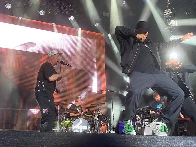 Hip-Hop regiert im Residenzschloss Ludwigsburg. Die Fantastischen Vier spielen heimatnahes Konzert. Hip-Hop regiert im Residenzschloss Ludwigsburg. Die Fantastischen Vier spielen heimatnahes Konzert.