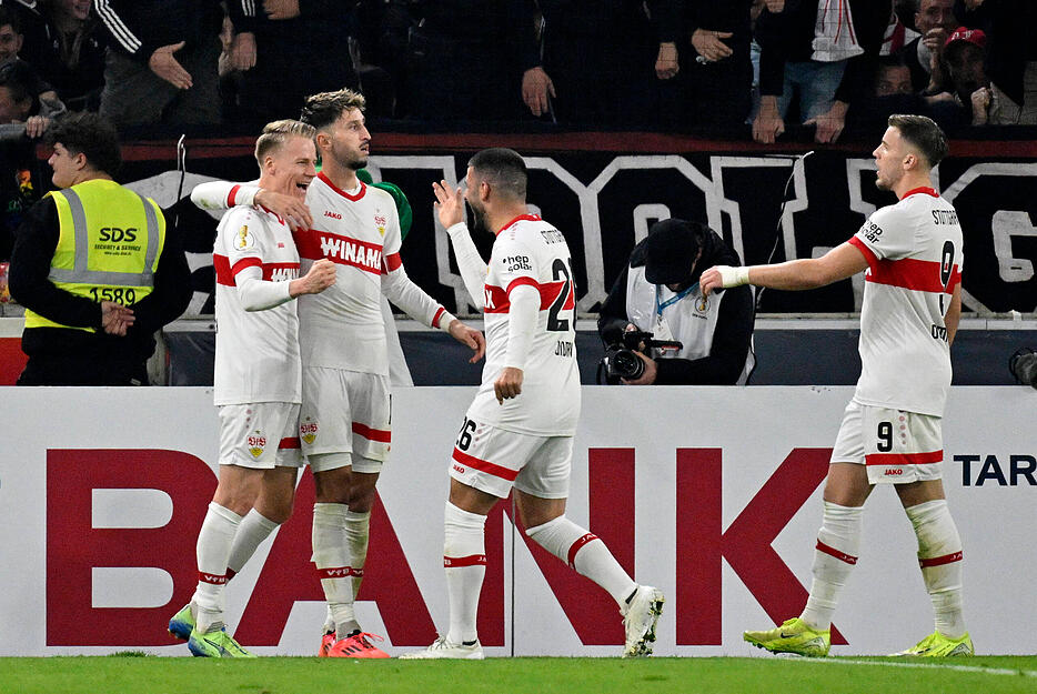 Der VfB Stuttgart gewinnt 2:1 gegen den 1. FC Kaiserslautern. Der VfB Stuttgart gewinnt 2:1 gegen den 1. FC Kaiserslautern.