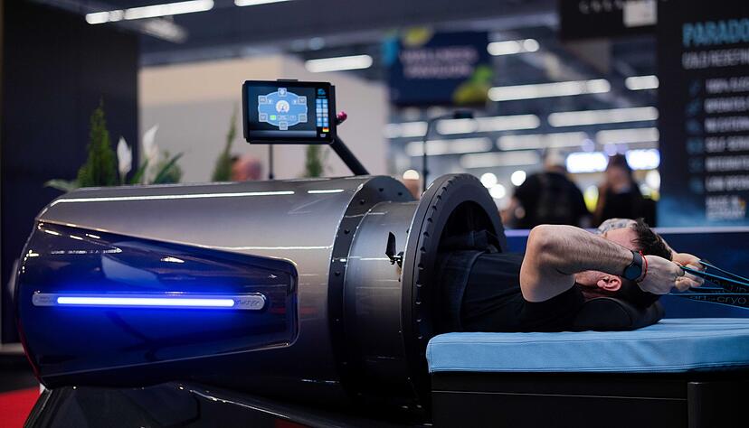 Mit den Armen trainieren, w&auml;hrend der restliche K&ouml;rper im &laquo;Flow System&raquo; des Ger&auml;teherstellers Art of Cryo durch &Uuml;ber- und Unterdruck stimuliert wird.