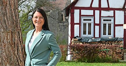 Seit September 2020 arbeitet Kristin Walter in der Krautheimer Verwaltung als Kassenverwalterin. Nun kandidiert die 42-Jährige fürs Bürgermeisteramt der Stadt. Die Digitalisierung des Rathauses ist einer ihrer Schwerpunkte 
Foto: Katrin Draskovits