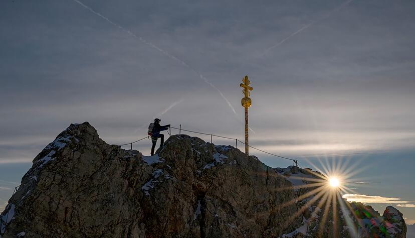 Das Gipfelkreuz ist mit Hunderten Stickern beklebt und muss restauriert werden. Das Gipfelkreuz ist mit Hunderten Stickern beklebt und muss restauriert werden.