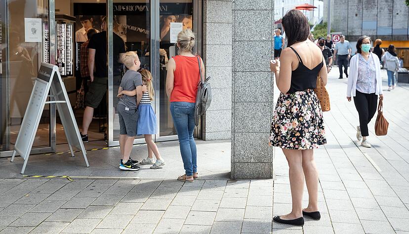 Wenn die maximale Personenanzahl im Laden erreicht ist, m&uuml;ssen Kunden vor dem Gesch&auml;ft warten. F&uuml;r einige ist die Wartezeit ein Grund, Produkte online zu kaufen. Fotos: Andreas Veigel