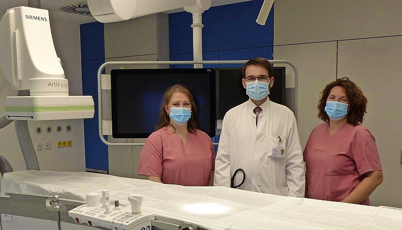 Moderne Medizintechnik für die Patienten: Chefarzt Dr. Michael Ackermann und die speziell weitergebildeten Fachpflegekräfte Natalija Ivkovic (links) und Yvonne Hager freuen sich auf die Arbeit im neuen Herzkatheterlabor.
Foto: privat Moderne Medizintechnik für die Patienten: Chefarzt Dr. Michael Ackermann und die speziell weitergebildeten Fachpflegekräfte Natalija Ivkovic (links) und Yvonne Hager freuen sich auf die Arbeit im neuen Herzkatheterlabor.
Foto: privat