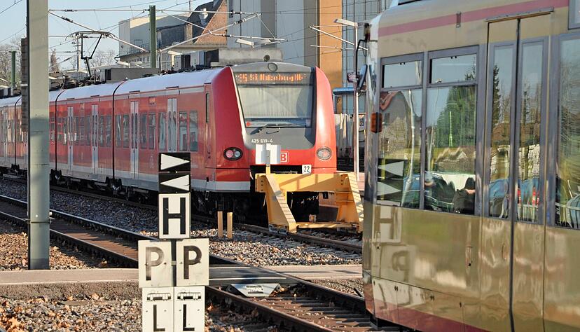 Stadtbahn (vorne) am Eppinger Bahnhof, Die S-Bahn dahinter fährt weiter Richtung Heidelberg. Wer regelmäßig über Grenzen von Tarifverbünde pendelt, profitiert von einem neuen Abo-Modell.
Foto: Archiv/Hettich