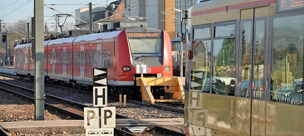 Stadtbahn (vorne) am Eppinger Bahnhof, Die S-Bahn dahinter fährt weiter Richtung Heidelberg. Wer regelmäßig über Grenzen von Tarifverbünde pendelt, profitiert von einem neuen Abo-Modell.
Foto: Archiv/Hettich Stadtbahn (vorne) am Eppinger Bahnhof, Die S-Bahn dahinter fährt weiter Richtung Heidelberg. Wer regelmäßig über Grenzen von Tarifverbünde pendelt, profitiert von einem neuen Abo-Modell.
Foto: Archiv/Hettich