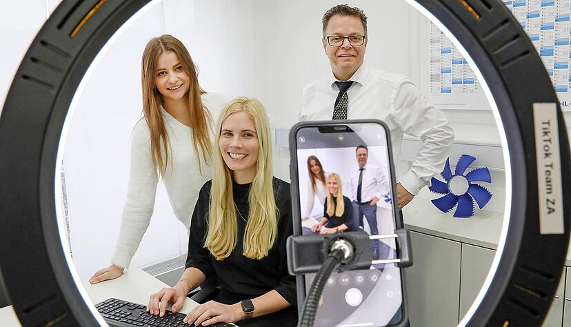 Perfekt ausgeleuchtet: Das Tiktok-Kernteam, bestehend aus Sophie Grill (links), Rebecca Amlung und Rainer Grill, dreht ein neues Video. Perfekt ausgeleuchtet: Das Tiktok-Kernteam, bestehend aus Sophie Grill (links), Rebecca Amlung und Rainer Grill, dreht ein neues Video.