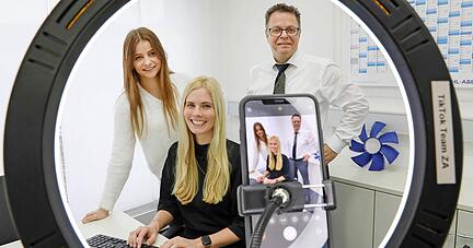 Perfekt ausgeleuchtet: Das Tiktok-Kernteam, bestehend aus Sophie Grill (links), Rebecca Amlung und Rainer Grill, dreht ein neues Video. Perfekt ausgeleuchtet: Das Tiktok-Kernteam, bestehend aus Sophie Grill (links), Rebecca Amlung und Rainer Grill, dreht ein neues Video.