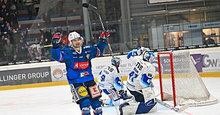 Niklas Jentsch (vorne) mag den SC Riessersee: Sowohl am Dienstagabend als auch beim 8:3-Heimsieg traf der Falken-St&uuml;rmer doppelt.
Foto: Archiv/Kunz