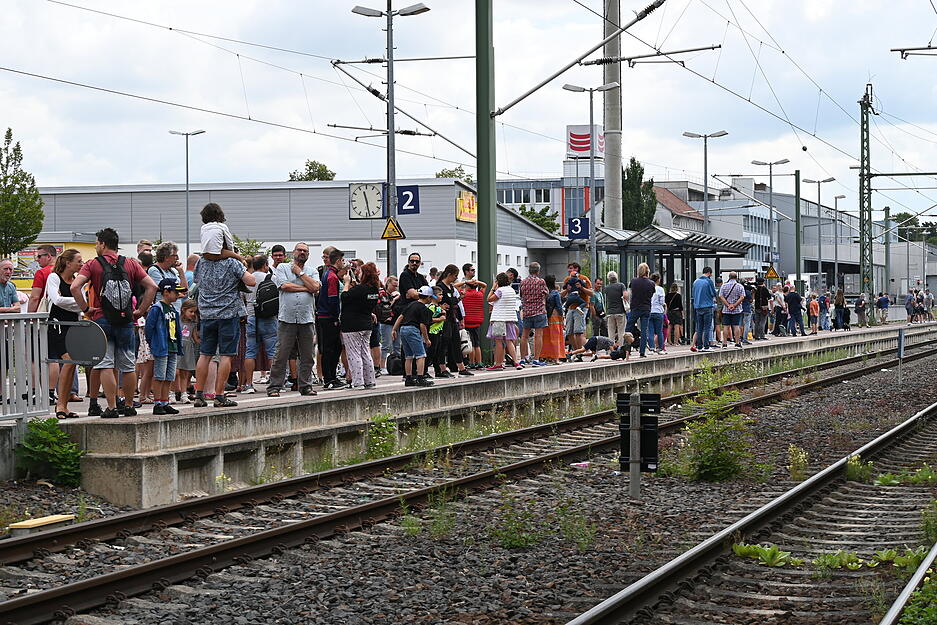 Ein Dampfzug fuhr am Sonntag, dem 4. August, durch Hohenlohe. Ein Dampfzug fuhr am Sonntag, dem 4. August, durch Hohenlohe.