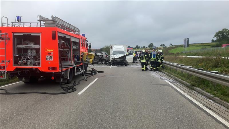 Insgesamt waren rund 35 Kräfte der Feuerwehr an der Unfallstelle auf der B19. Ein Beteiligter starb noch an der Unfallstelle zwischen Kupferzell und Künzelsau-Gaisbach. Insgesamt waren rund 35 Kräfte der Feuerwehr an der Unfallstelle auf der B19. Ein Beteiligter starb noch an der Unfallstelle zwischen Kupferzell und Künzelsau-Gaisbach.