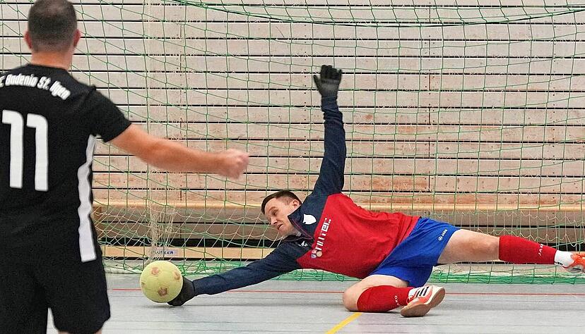 Mike Hartl wird im kleinen Finale, das im Elfmeterschie&szlig;en ausgetragen worden ist, zum Helden des TSV Obergimpern. Der Aushilfstorwart &ndash; gew&ouml;hnlich spielt er in der Kreisliga im Mittelfeld &ndash; hat vier Sch&uuml;sse der St. Ilgener gehalten.