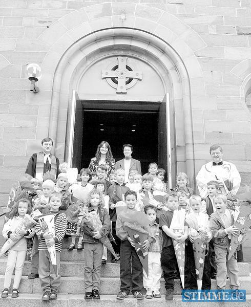 September 2000: Erstkl&auml;ssler versammeln sich nach dem Gottesdienst in der Martinus Kirche in Sontheim zum Fototermin. Rechts Dekan Wolfgang Westenfeld, links der evangelische Pfarrer Matthias Treiber und in der Mitte stehen die Lehrerinnen Bianca Harasztois und Anja Hernadi.