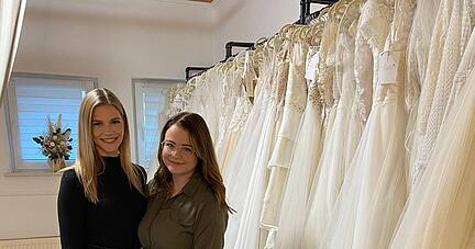 Melina Winkler und Yvonne Kitt (von links) stehen vor den zahlreichen Secondhand-Brautkleidern in ihrem Laden Kleid hoch zwei in Neuenstadt.
Foto: Katharina Müller Melina Winkler und Yvonne Kitt (von links) stehen vor den zahlreichen Secondhand-Brautkleidern in ihrem Laden Kleid hoch zwei in Neuenstadt.
Foto: Katharina Müller