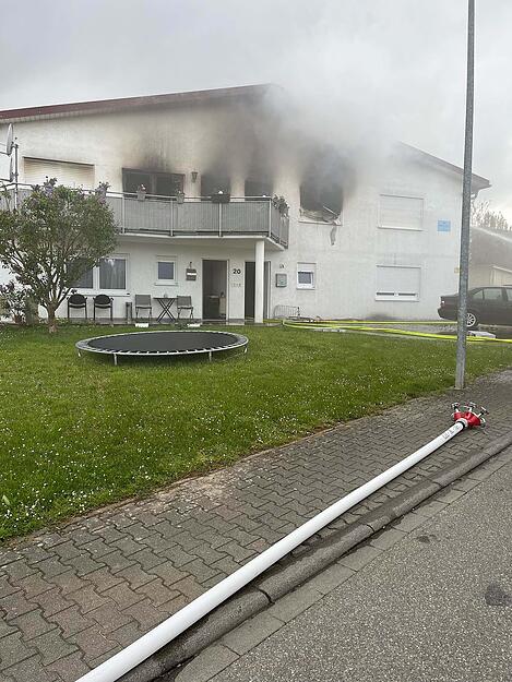 Nach Angaben von Sandro Eßlinger, Gesamtkommandant der Freiwilligen Feuerwehr Schwaigern, stand ein Stukkateurbetrieb mit drei Wohnungen im Vollbrand. Nach Angaben von Sandro Eßlinger, Gesamtkommandant der Freiwilligen Feuerwehr Schwaigern, stand ein Stukkateurbetrieb mit drei Wohnungen im Vollbrand.