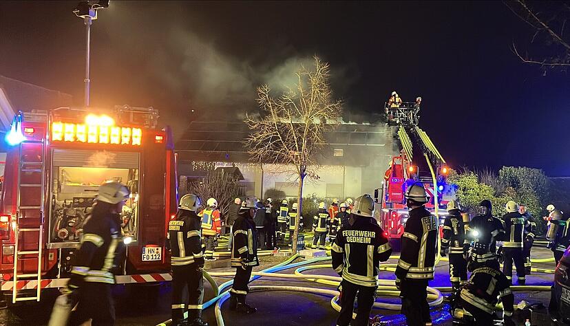 Feuerwehreinsatz in Oedheim: Das Dach eines Wohnhauses ist am Samstagabend in Brand geraten. Feuerwehreinsatz in Oedheim: Das Dach eines Wohnhauses ist am Samstagabend in Brand geraten.