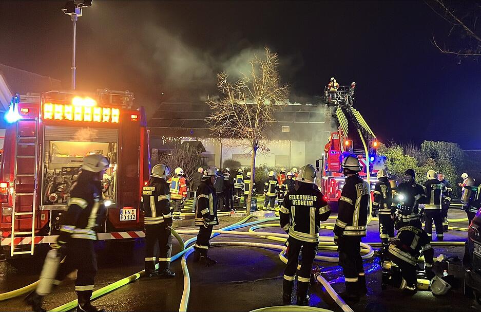 Feuerwehreinsatz in Oedheim: Das Dach eines Wohnhauses ist am Samstagabend in Brand geraten. Feuerwehreinsatz in Oedheim: Das Dach eines Wohnhauses ist am Samstagabend in Brand geraten.
