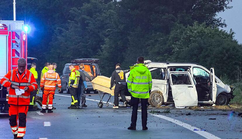 Bei einem Unfall eines Kleinbusses auf der Autobahn 48 bei Koblenz sind in der Nacht drei Menschen tödlich verletzt worden.