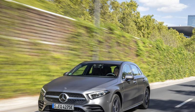 Der A250e vereint Kraft und Sparsamkeit: Ab 140 km/h schaltet sich zum Plug-In ein 1,3 Liter gro&szlig;er Benziner hinzu. Damit erreicht er maximal 235 km/h.