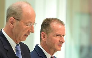 VW-Chef Herbert Diess (r.), Aufsichtsratschef Hans Dieter P&ouml;tsch. 
Foto: dpa